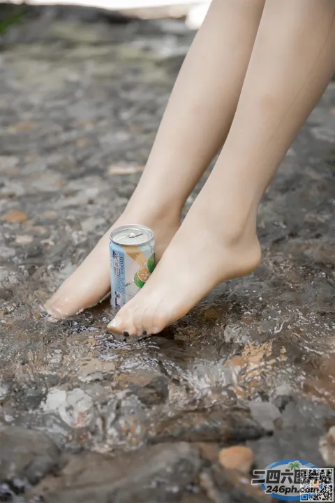 松弛的腿和一罐苏打水放在潮湿的表面上