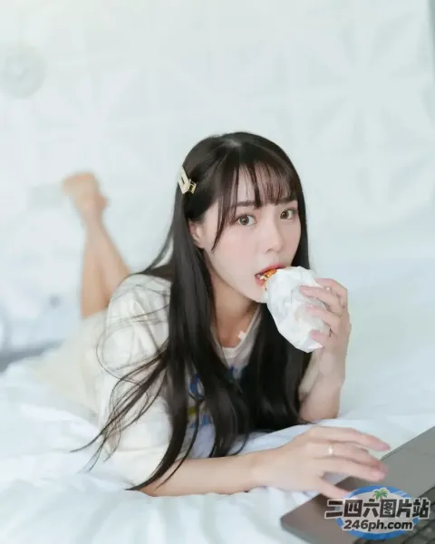 Araffe 女人躺在床上，手里拿着笔记本电脑和甜甜圈