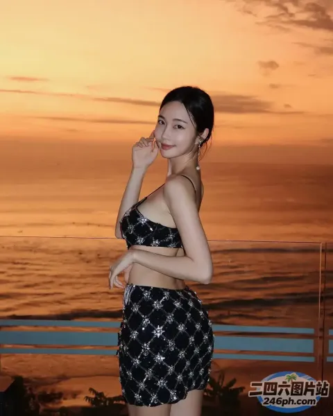 有一个女人站在阳台上，背景是日落