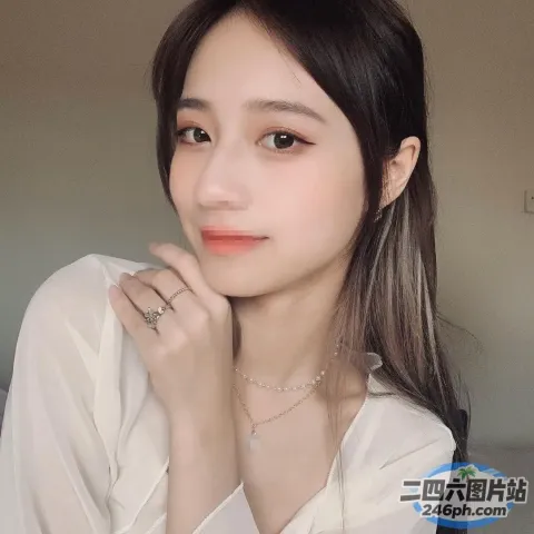 有一位手指上戴着戒指的女人摆姿势拍照