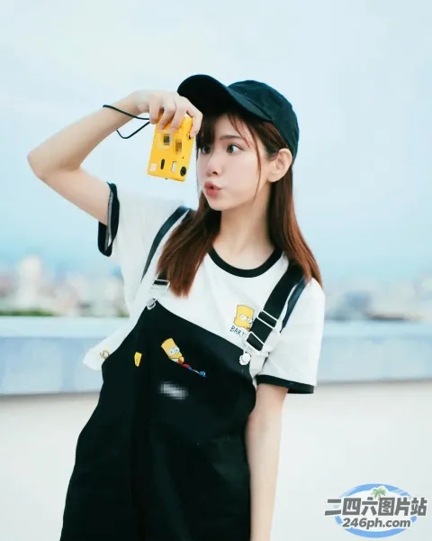 穿着工作服的 arafed 女人拿着黄色相机和黄色相机