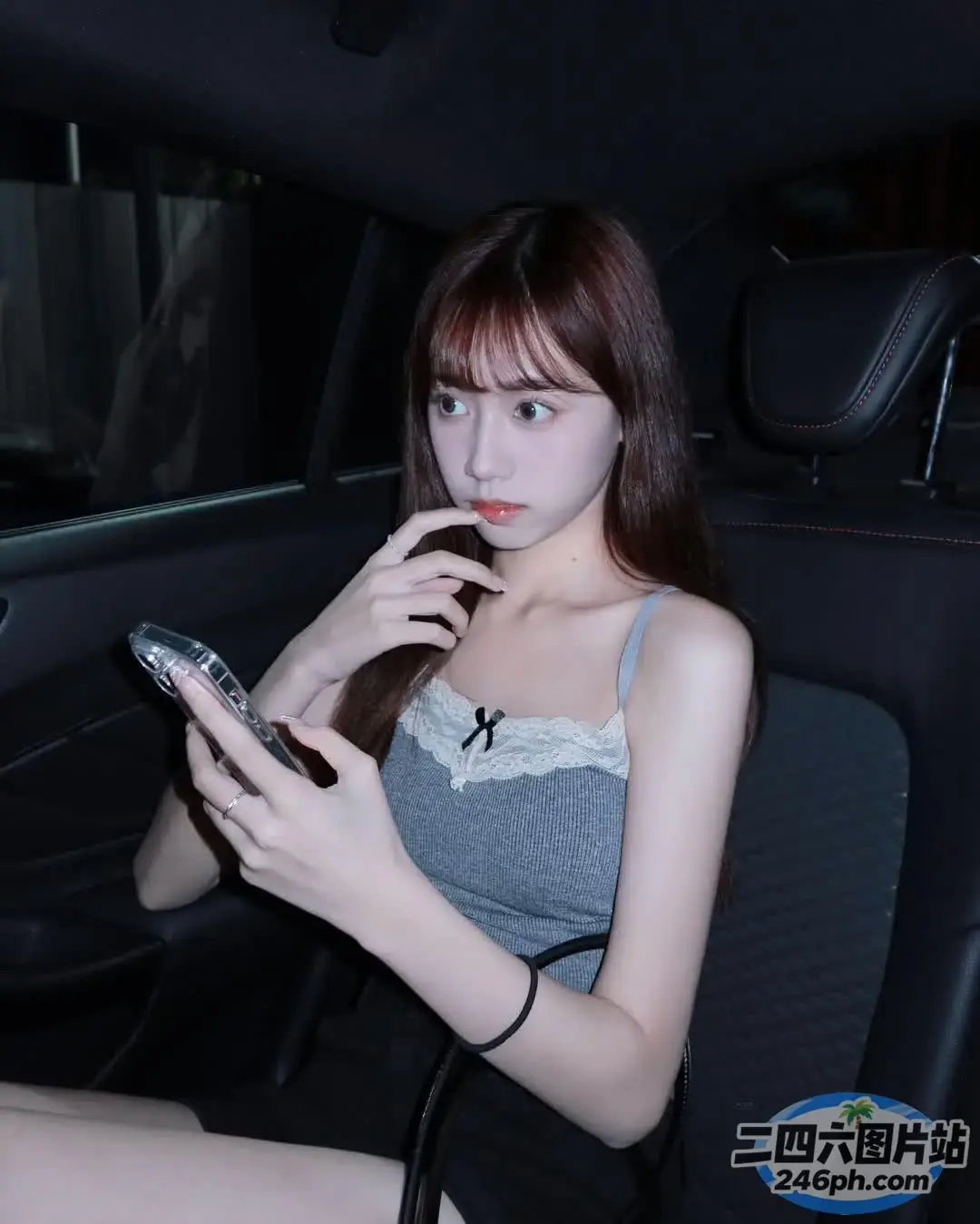 阿拉菲女子在车里看手机