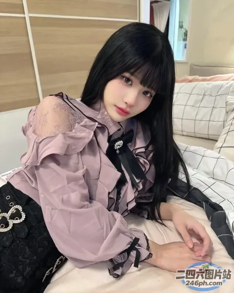 阿拉菲女子躺在床上，膝盖上放着一个手提包