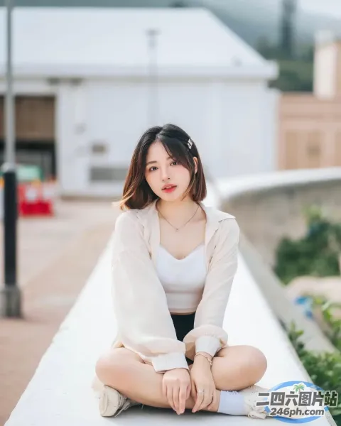 一名女子盘腿坐在窗台上