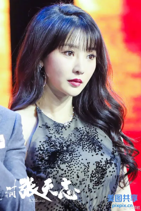 一个穿着连衣裙的长发女人的特写