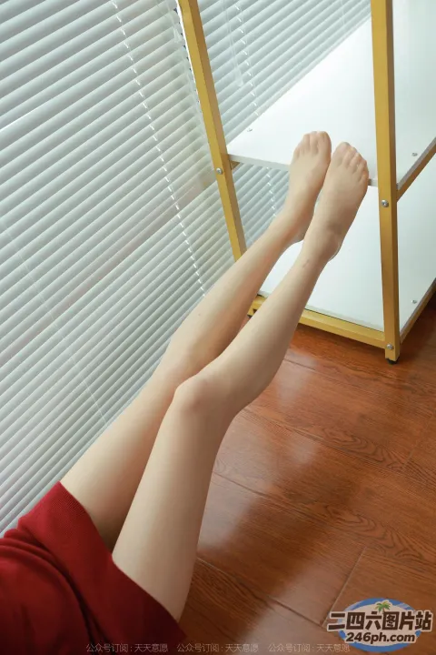 有个女人盘着腿躺在地板上
