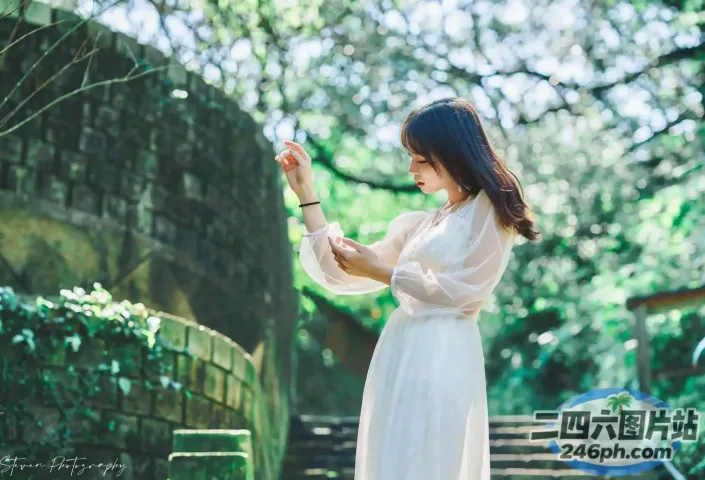 站在公园台阶上的白裙 araffe 女子