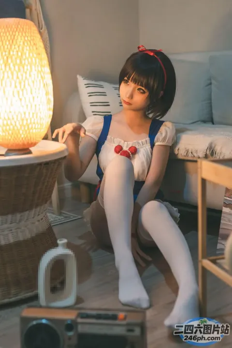 动漫女孩坐在地板上，拿着收音机和灯