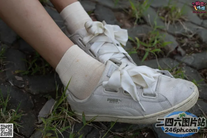 鞋边有白色蝴蝶结的 Araffes