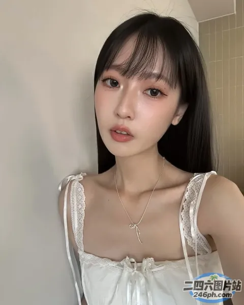 一位黑长发、身穿白色连衣裙的女子