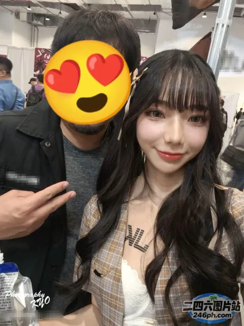 阿拉菲脸上挂着心形的表情符号，还有一个黑长发的女人