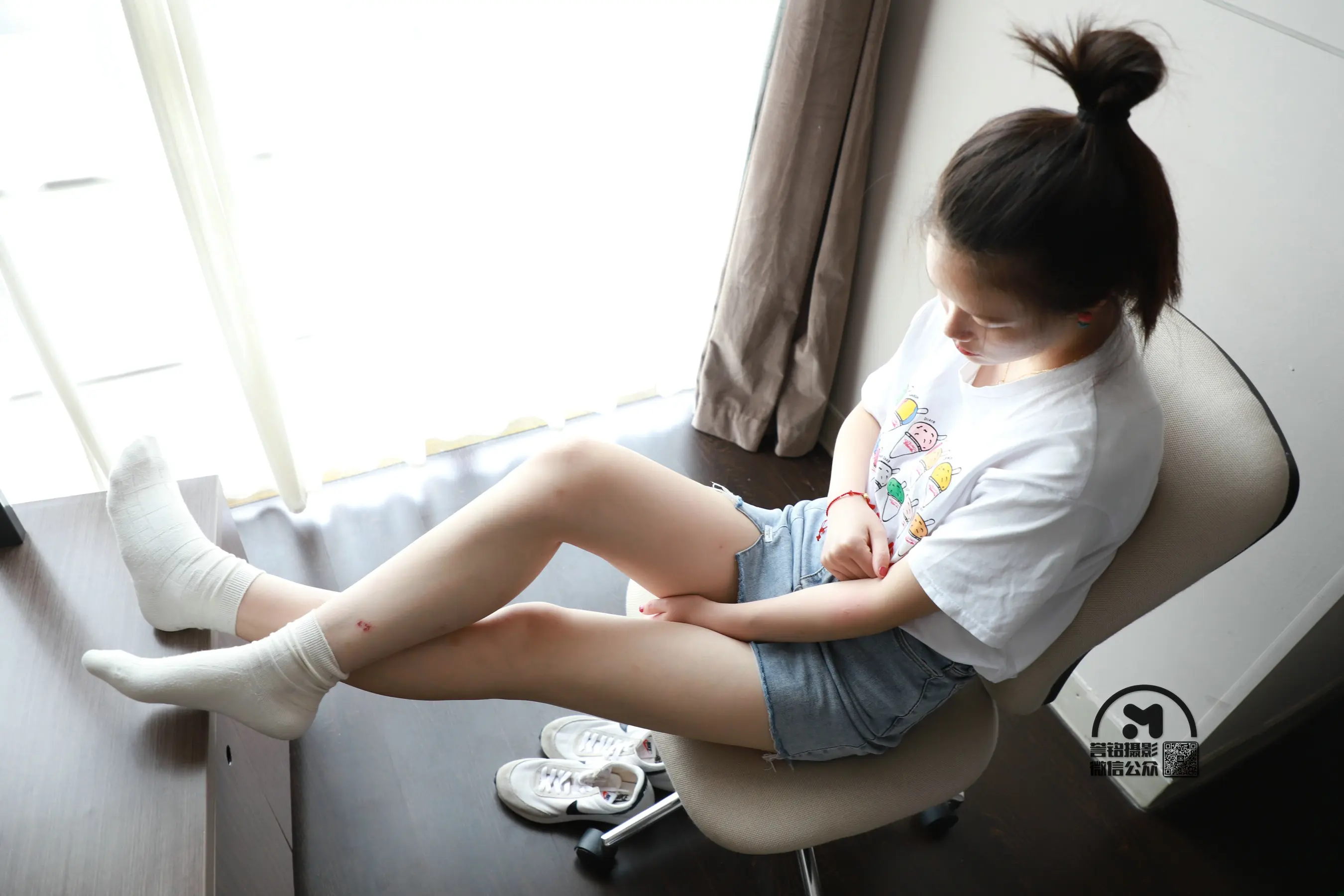 有个女人坐在椅子上，双腿交叉