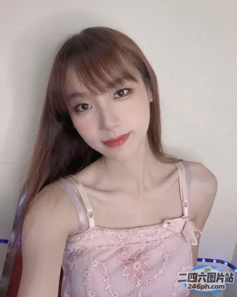 一位穿着粉红色连衣裙的长发女子特写