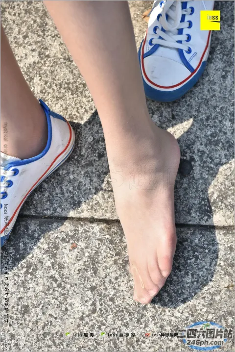 有人站在人行道上，双脚着地