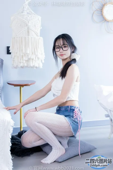 一个女人坐在房间里的枕头上的特写