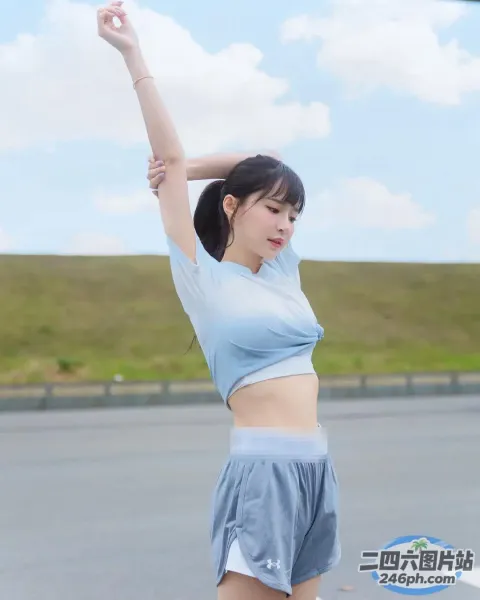 穿着蓝色上衣和短裤的 arafed 女人伸展双臂