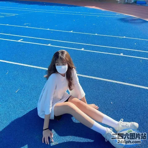 戴着口罩坐在蓝色网球场上的阿拉费德女子