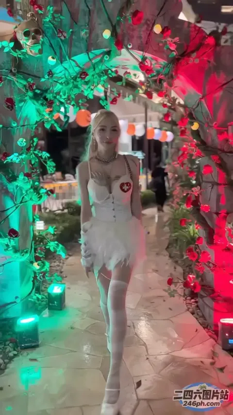 有一个穿着白色连衣裙的女人走在人行道上