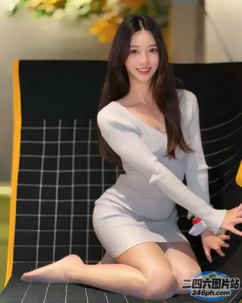 一个女人坐在椅子上，手里撑着一把黄色的雨伞