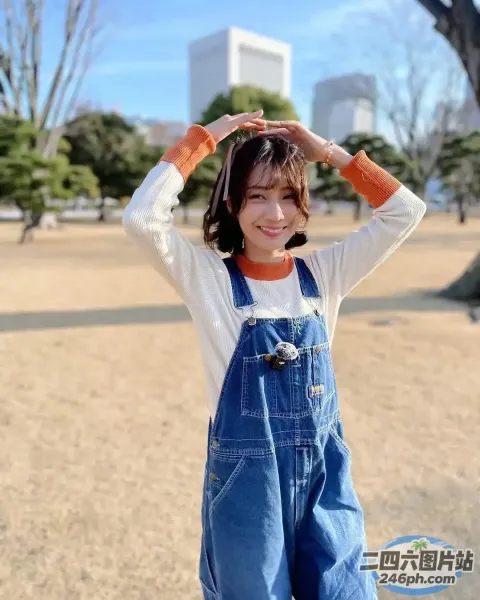 公园里站着一个女人，双手抱头