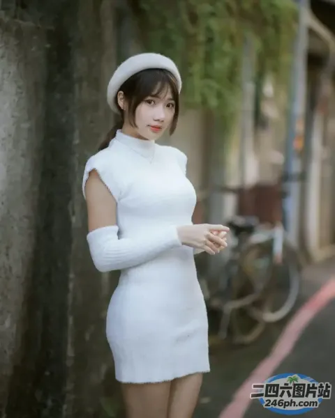 站在街角的 Araffe 女士身穿白色连衣裙，戴着帽子