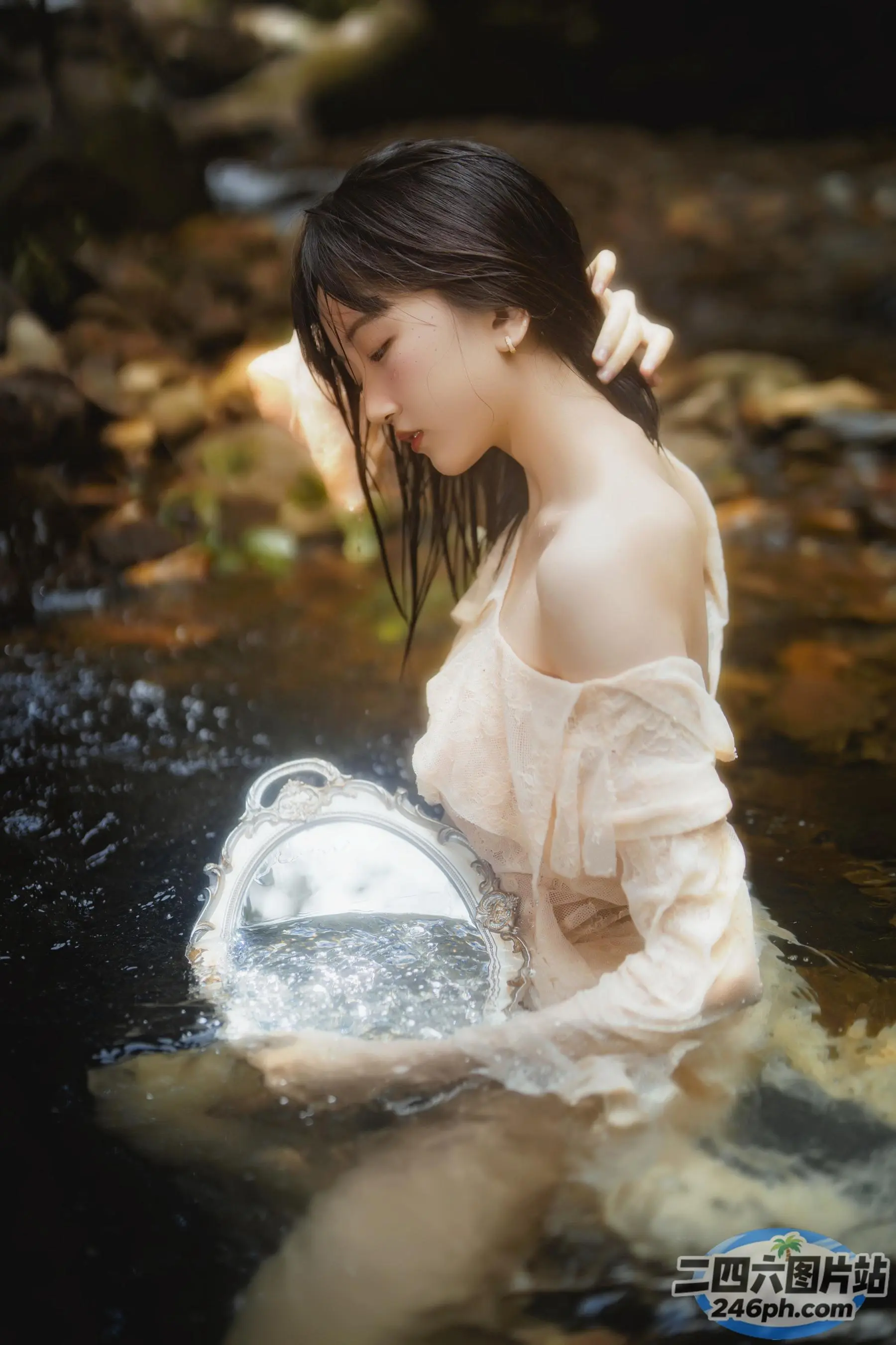 水体中有一个女人，背着背包