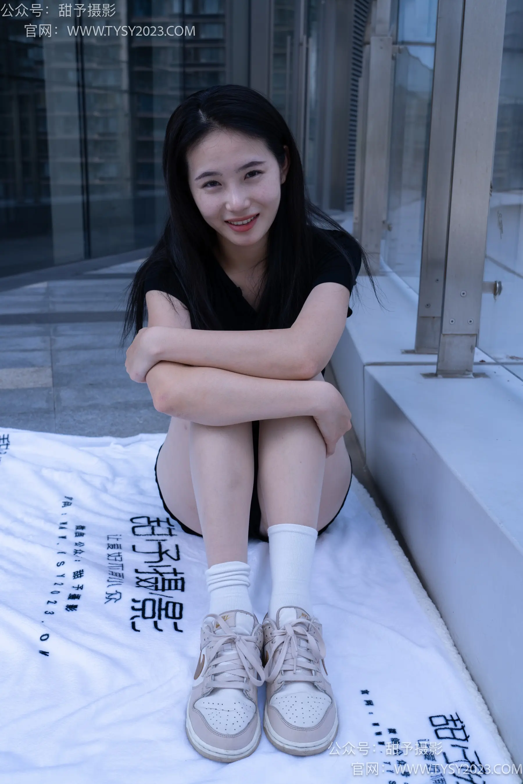 阿拉夫德女人坐在床上，双腿交叉