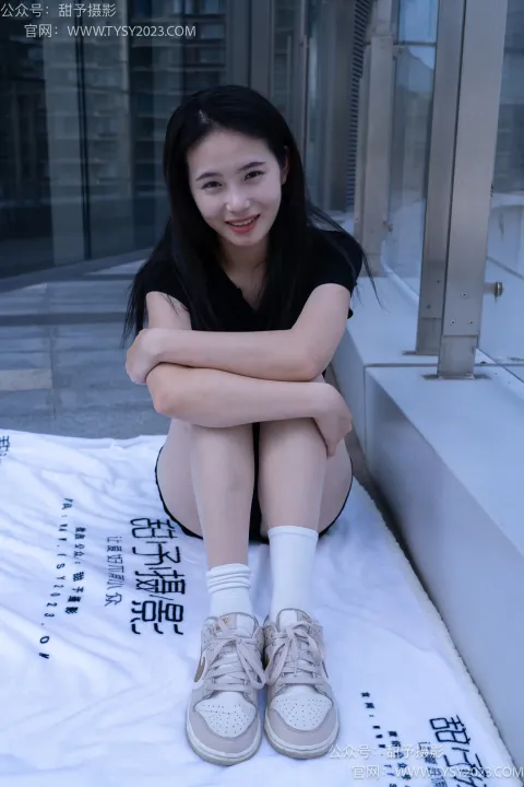 阿拉夫德女人坐在床上，双腿交叉
