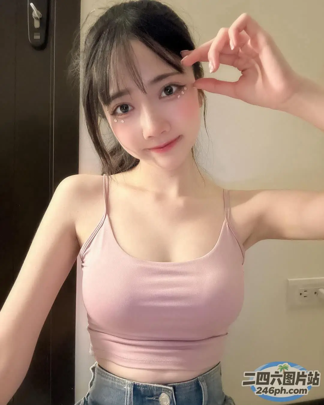 一位穿着粉红色上衣和牛仔裤的女人的特写
