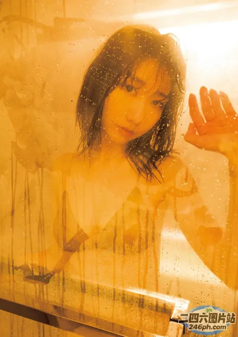 Araffe 女人在淋浴间，窗户湿漉漉的