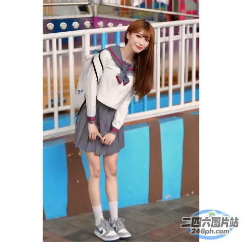 身穿校服的 arafed 亚洲女孩合影留念