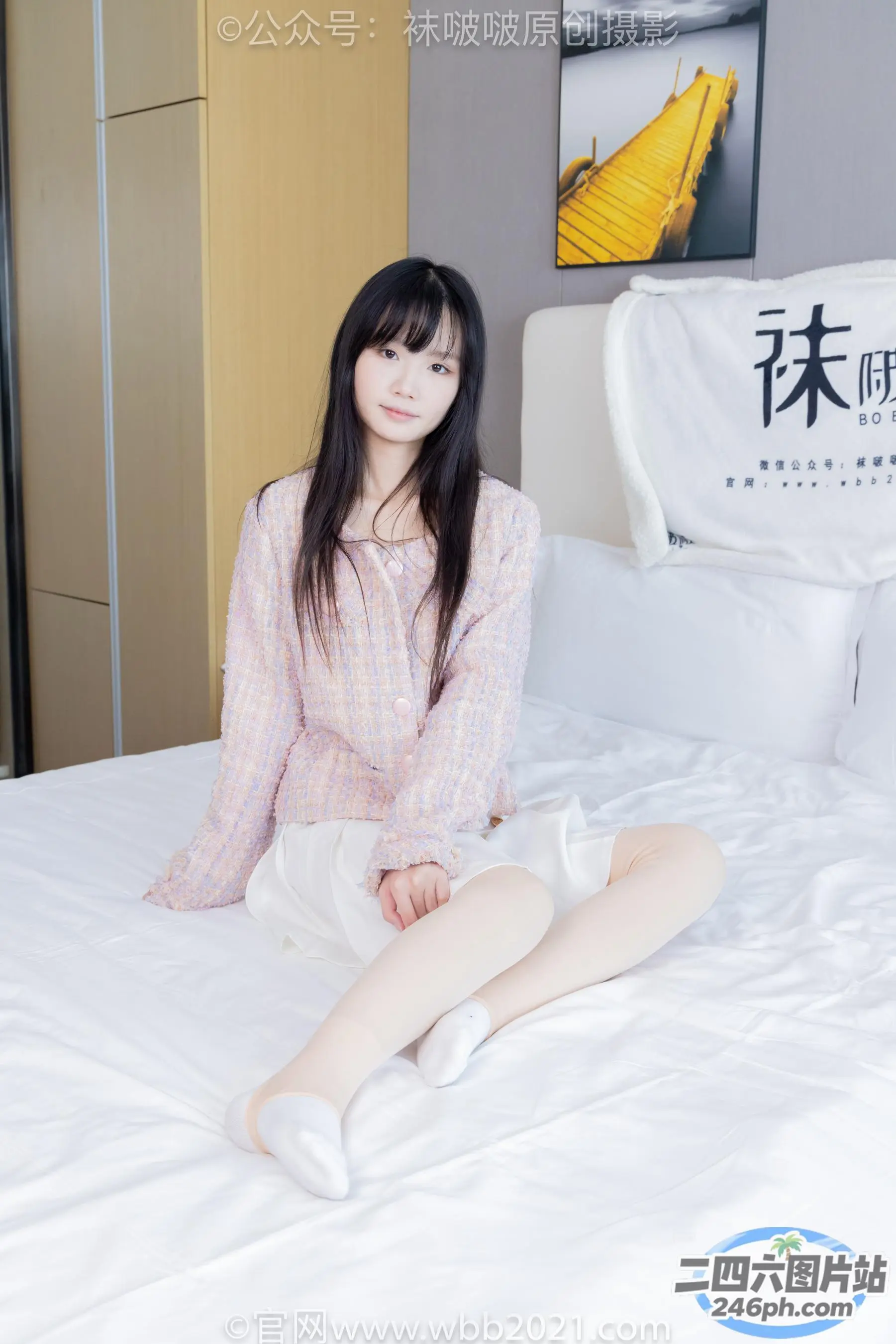 坐在卧室床上的亚洲女性