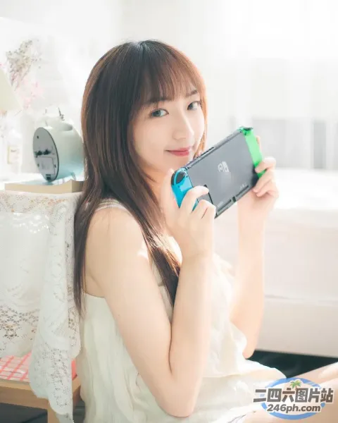 阿拉菲女士手里拿着任天堂 Wii 游戏控制器