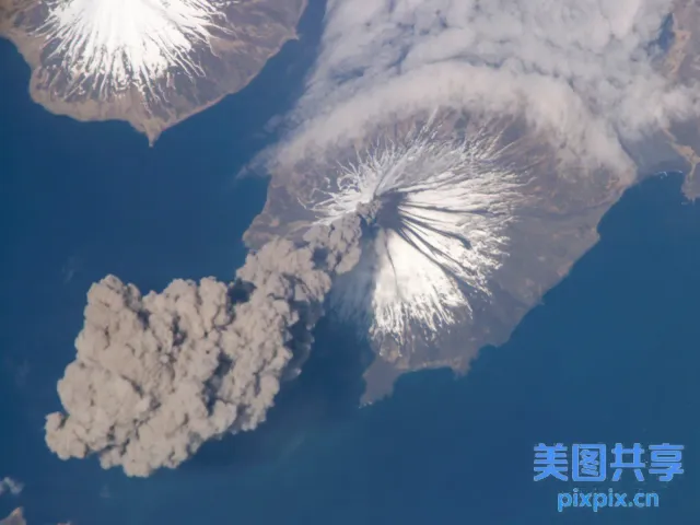 从海洋中喷出烟雾和火山灰的阿拉夫火山