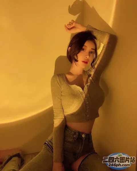 阿拉夫德女人坐在床上，双臂放在脑后