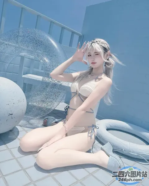 一个穿着比基尼的女人坐在游泳池旁边的瓷砖地板上