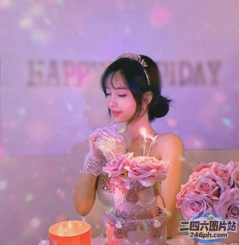 有个女人坐在一张桌子旁，手里拿着蛋糕和鲜花