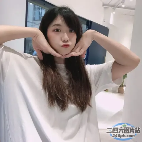 一位长发女子正在用手做心形手势