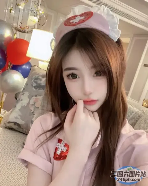 一个穿着粉红色衬衫，头上戴着红心的女人的特写