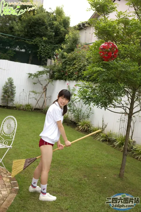 院子里有个小姑娘拿着扫帚