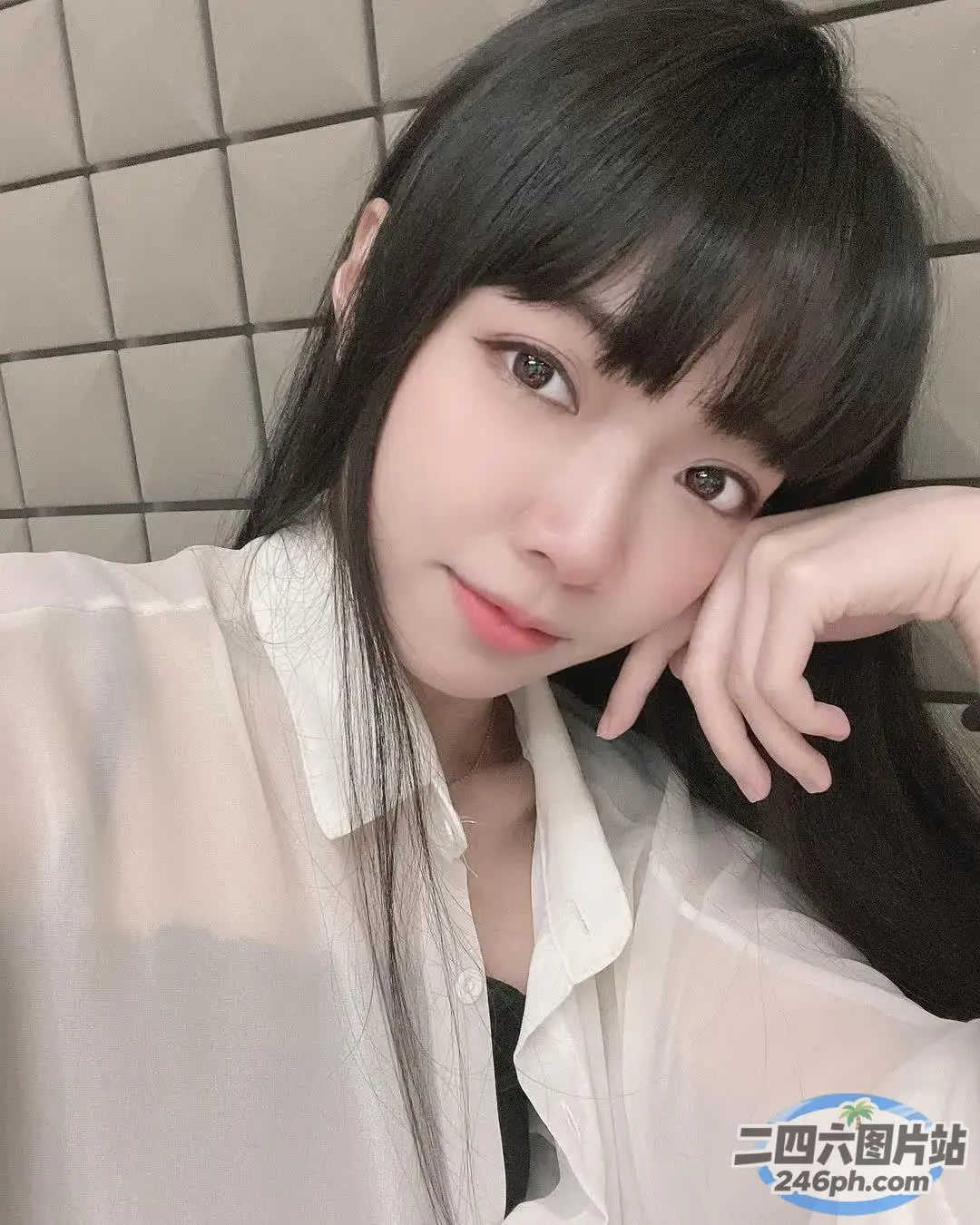 一位穿着白衬衫的长发女人的特写