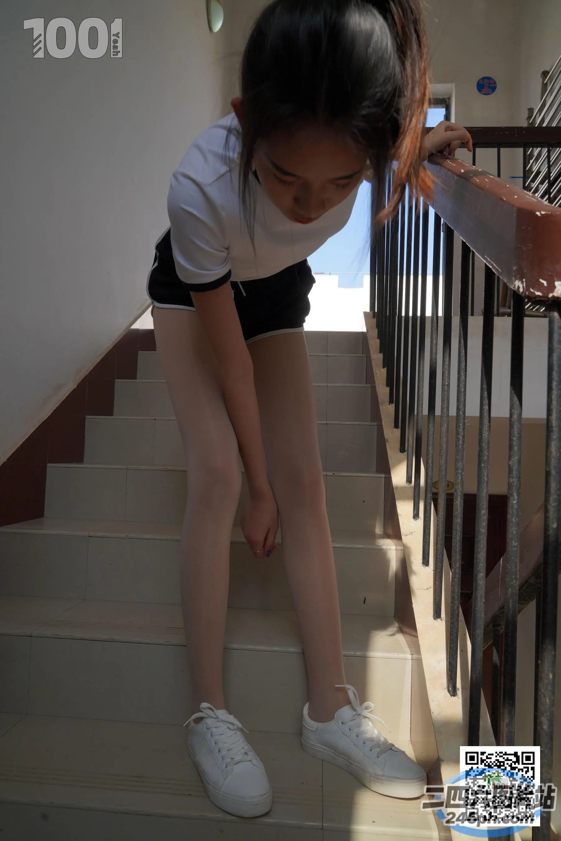 有一个年轻的女孩站在楼梯上