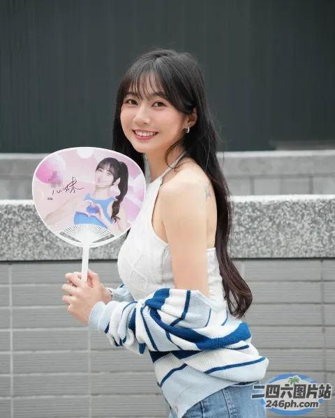 站在建筑物前拿着扇子微笑的 Araffe 女子