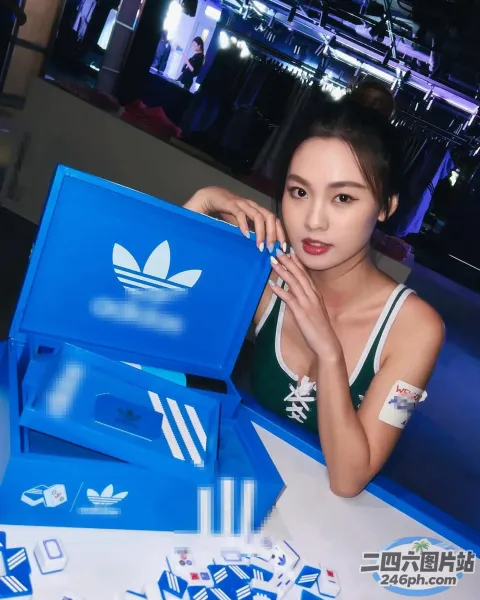 一个女人拿着一个带有白色标志的蓝色盒子的特写
