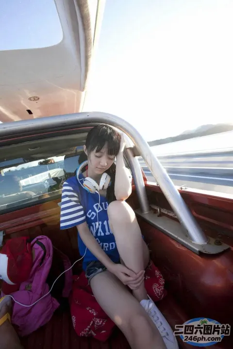 车后座上坐着一个女人，戴着耳机