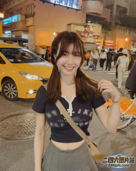 穿着裙子的 arafed 女人，手里拿着一个包和一部手机