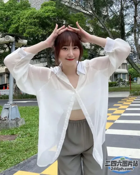 有一个女人站在街上，双手抱头