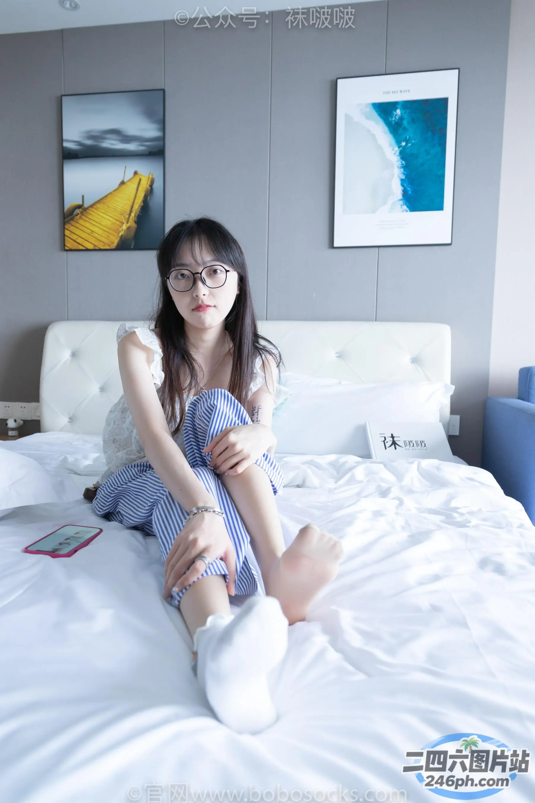 阿拉菲女子坐在床上，双腿交叉