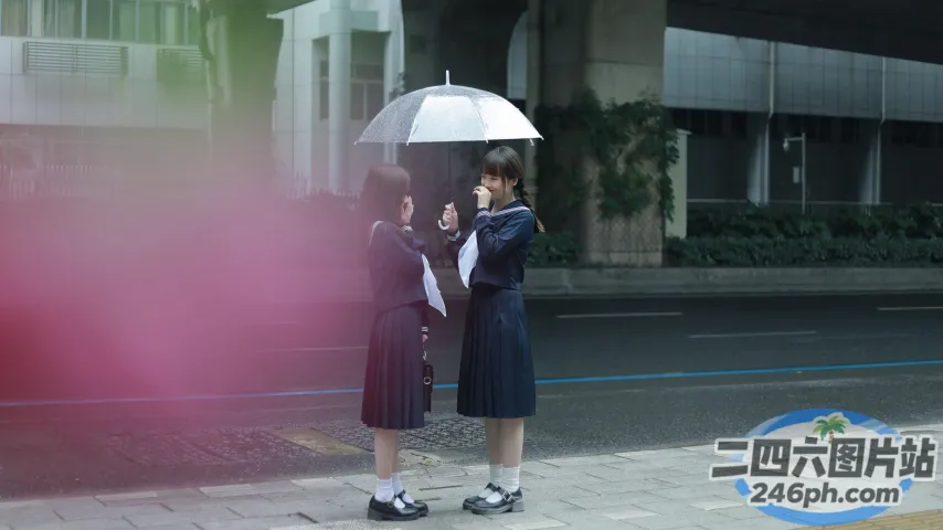 街上有两个女孩站在伞下