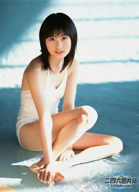 坐在海洋冲浪板上的 arafed 亚洲女子